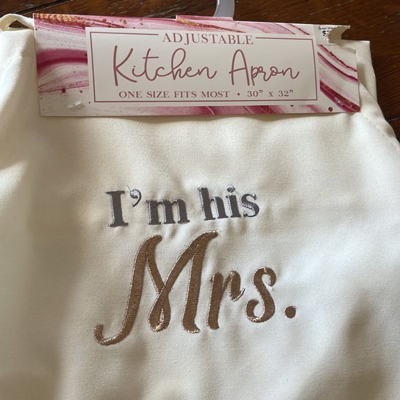 Brand new Mr and Mrs aprons - Picture 2 of 5